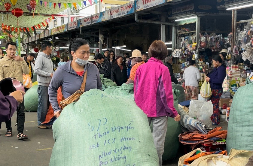 Các tiểu thương bận rộn chuyển những bao tải quần áo nặng từ 60 đến 80 kg vào khu vực đồ si, chuẩn bị cho việc bày bán khi giờ đến. Ảnh: Trúc Linh Các tiểu thương bận rộn chuyển những bao tải quần áo nặng từ 60 đến 80 kg vào khu vực đồ si, chuẩn bị cho việc bày bán khi giờ đến. Ảnh: Trúc Linh