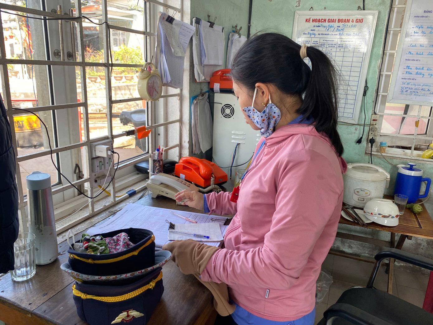 Tết này, bà Hảo sẽ lại đón giao thừa nơi trạm gác quen thuộc. Tết này, bà Hảo sẽ lại đón giao thừa nơi trạm gác quen thuộc.