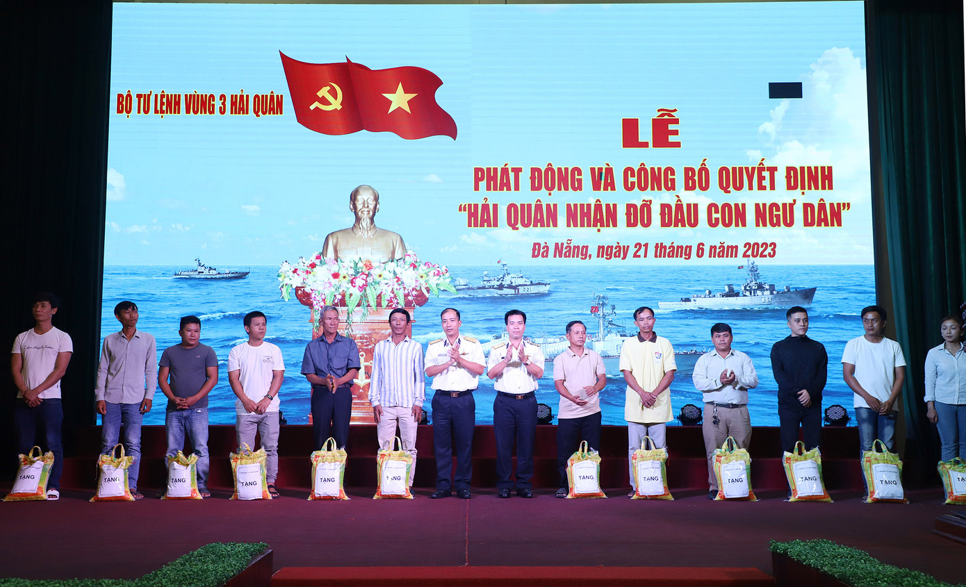 Thủ trưởng Bộ Tư lệnh Vùng 3 và chỉ huy Lữ đoàn 172 tặng quà cho các ngư dân phường Thọ Quang, TP Đà Nẵng (Ảnh: Hoàng Diệu) Thủ trưởng Bộ Tư lệnh Vùng 3 và chỉ huy Lữ đoàn 172 tặng quà cho các ngư dân phường Thọ Quang, TP Đà Nẵng (Ảnh: Hoàng Diệu)