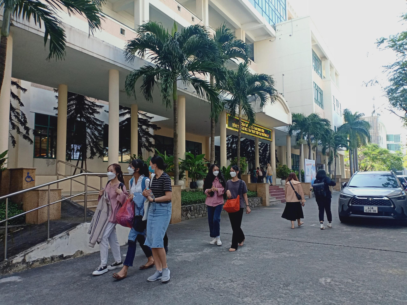 Việc tuân thủ 5K tự phòng tránh dịch là điều mỗi sinh viên khi đi học trở lại đều ý thức rõ. "Trước khi đi học trở lại, em đã chuẩn bị rất kĩ để có thể vừa đi học và phòng chống dịch bệnh hiệu quả. Khi đến trường học, em luôn luôn đeo khẩu trang, tránh tiếp xúc và sát khuẩn thường xuyên để hạn chế nguy cơ lây nhiễm” - Nguyễn Yến Hoàng sinh viên năm nhất trường ĐH Duy Tân chia sẻ - ảnh Linh Thùy