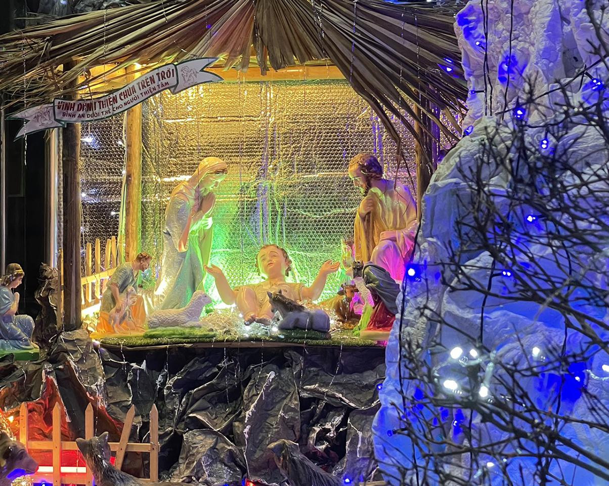 Ban đêm, hang đá trước nhà anh Bình trở nên lung linh - ảnh MP