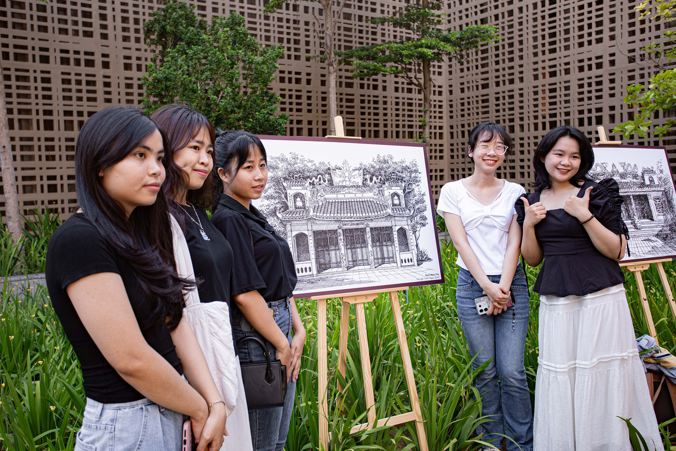 Triển lãm thu hút nhiều bạn trẻ.