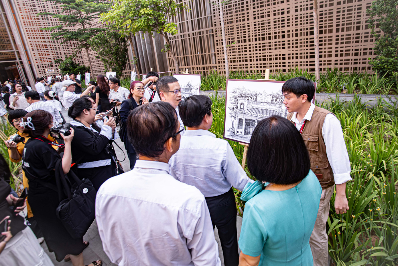Triển lãm Vọng khai mạc tại Bảo tàng Đà Nẵng bên bờ sông Hàn.
