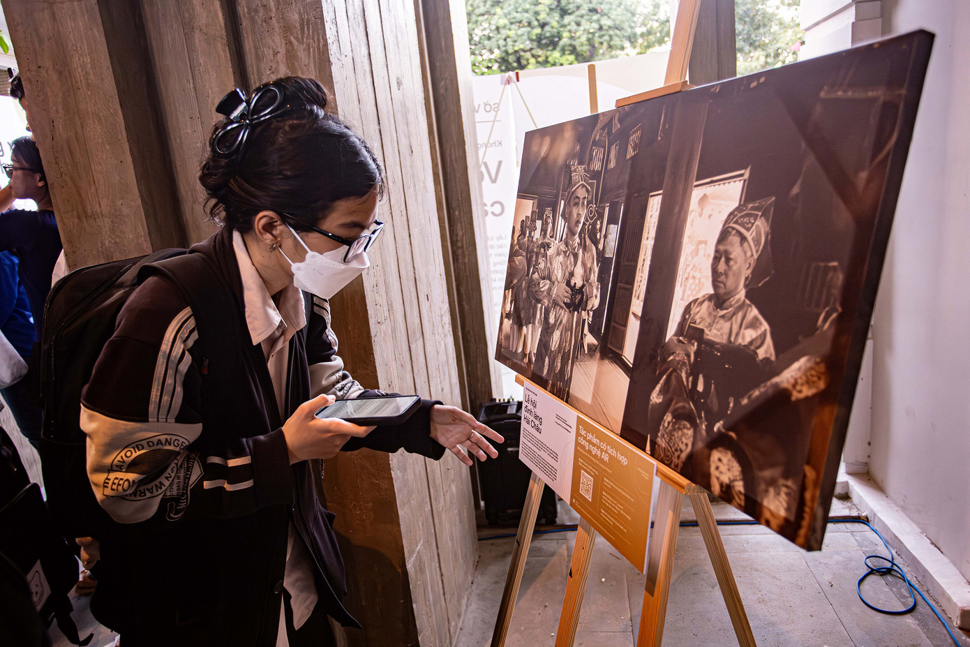 Triển lãm thu hút nhiều bạn trẻ.