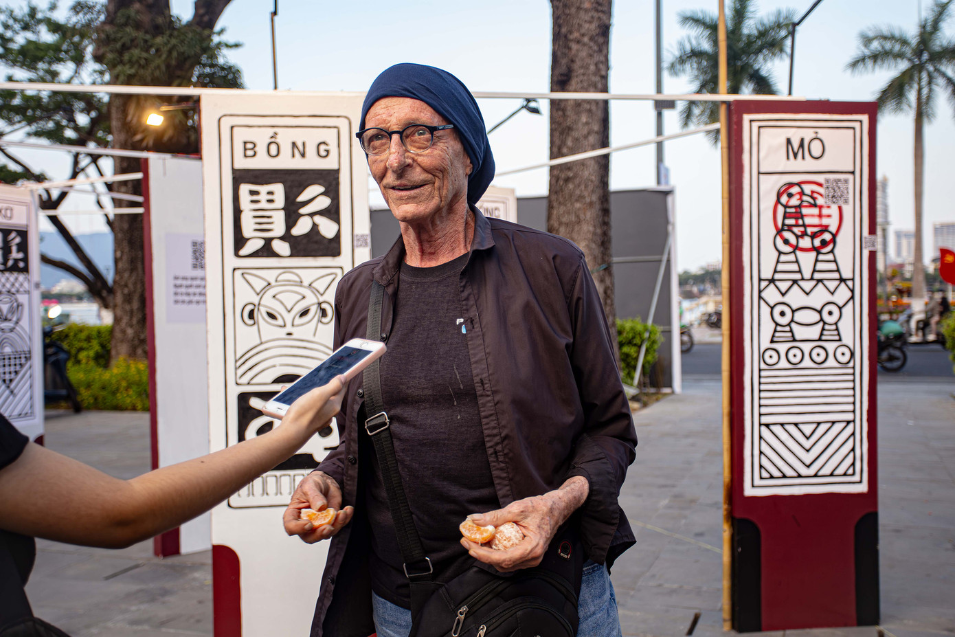 Ông Tony Evan - du khách người Australia tại triển lãm.