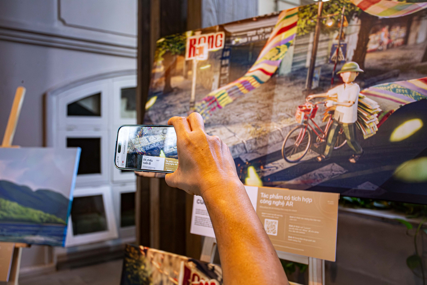 Nét độc đáo của triển lãm là ngắm di sản cùng công nghệ mới.