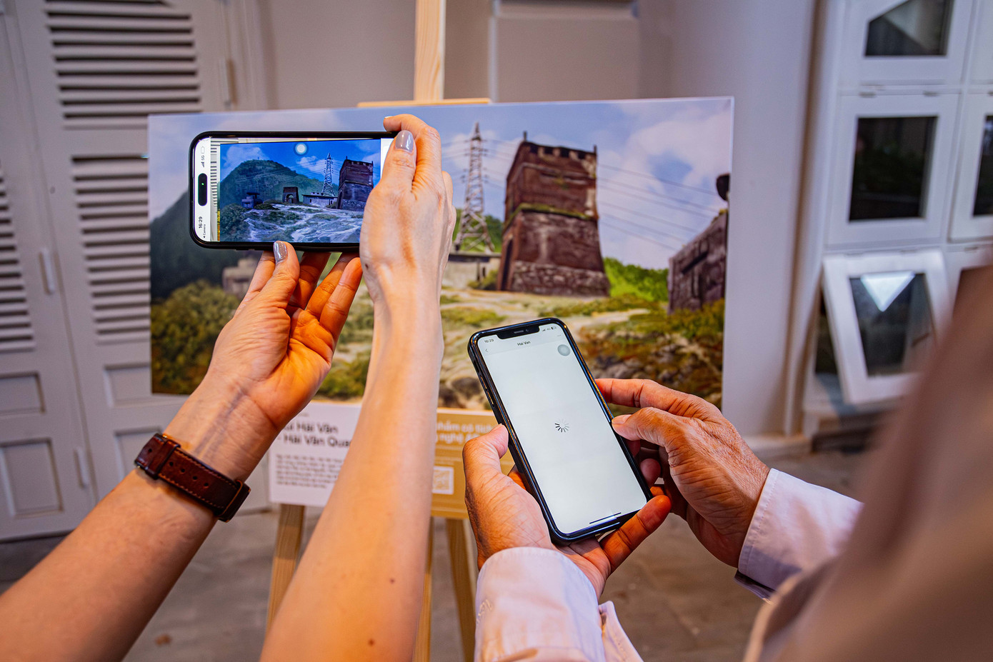 Nét độc đáo của triển lãm là ngắm di sản cùng công nghệ mới.