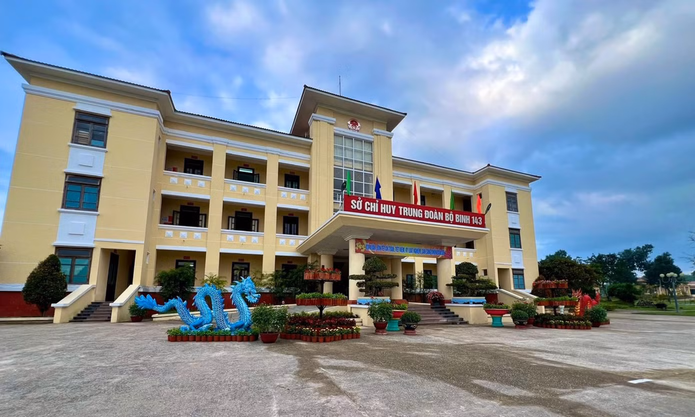 Cặp linh vật đạt giải cao sẽ được Ban tổ chức trao giải và ưu tiên trưng bày tại cổng hoặc khuôn viên sinh thái để cán bộ, chiến sĩ và người thân tham quan, chiêm ngưỡng. Ảnh: Ngọc Tú Cặp linh vật đạt giải cao sẽ được Ban tổ chức trao giải và ưu tiên trưng bày tại cổng hoặc khuôn viên sinh thái để cán bộ, chiến sĩ và người thân tham quan, chiêm ngưỡng. Ảnh: Ngọc Tú