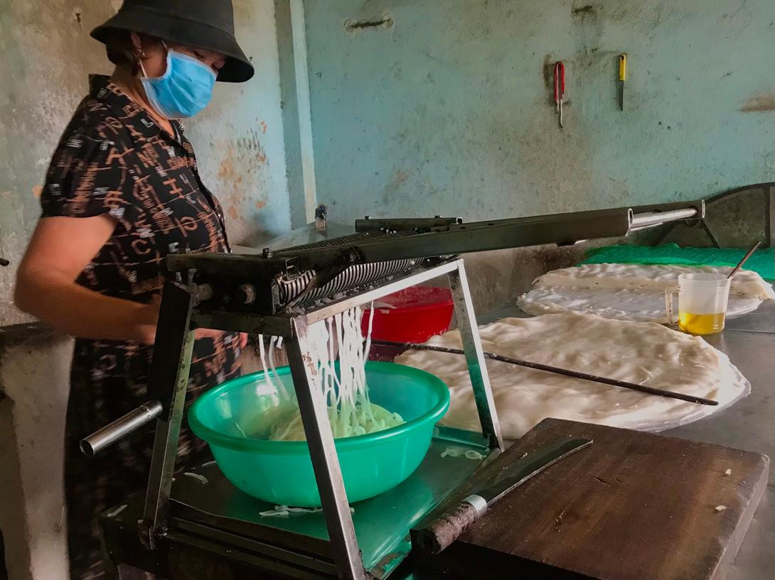 Mì sau khi tráng ra sẽ được thoa một lớp dầu phộng, khi có khách vào ăn mới cắt nhỏ ra và cho thêm nhưn. Trước lúc dịch COVID-19, một ngày vợ chồng ông Ánh bán gần 100kg mì (mì bán ăn theo tô và mì bán sỉ theo kg). Mì sau khi tráng ra sẽ được thoa một lớp dầu phộng, khi có khách vào ăn mới cắt nhỏ ra và cho thêm nhưn. Trước lúc dịch COVID-19, một ngày vợ chồng ông Ánh bán gần 100kg mì (mì bán ăn theo tô và mì bán sỉ theo kg).