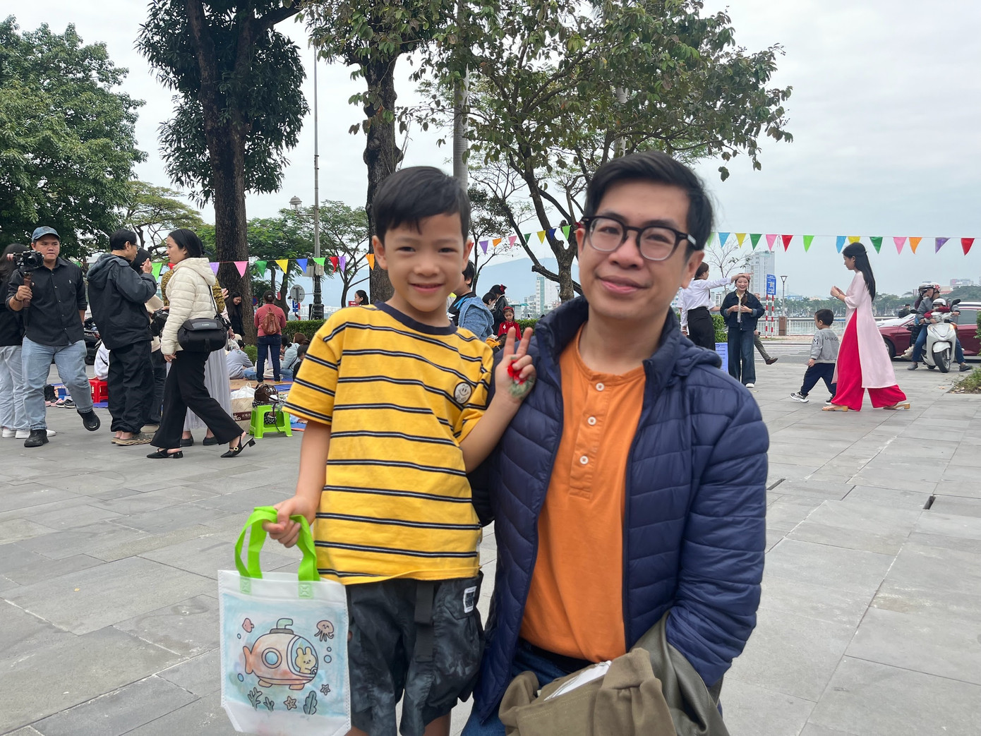 Tham gia phiên chợ, bé Trương Công Bắc (6 tuổi, quận Hải Châu, TP. Đà Nẵng) vui vì được tham gia phiên chợ ngày Tết cùng bố mẹ. Ảnh: Lệ Thủy. Tham gia phiên chợ, bé Trương Công Bắc (6 tuổi, quận Hải Châu, TP. Đà Nẵng) vui vì được tham gia phiên chợ ngày Tết cùng bố mẹ. Ảnh: Lệ Thủy.