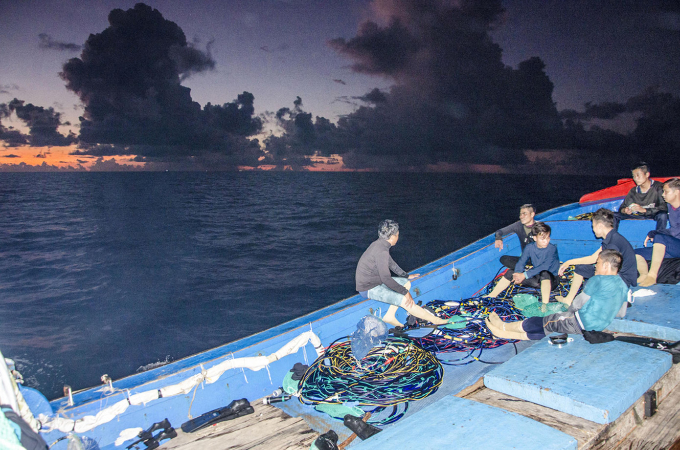 Nghề lặn đêm ở quần đảo Hoàng Sa của ngư dân Quảng Ngãi. Ảnh Văn Chương Nghề lặn đêm ở quần đảo Hoàng Sa của ngư dân Quảng Ngãi. Ảnh Văn Chương