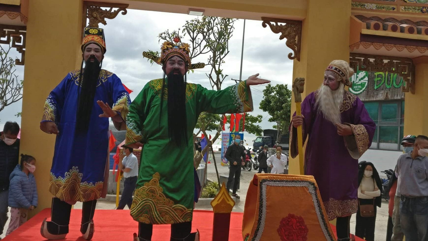 Ba ông Phúc, Lộc Thọ cầu cho ngư dân nơi đây có cuộc sống ấm no hạnh phúc - ảnh Kim Ngân Ba ông Phúc, Lộc Thọ cầu cho ngư dân nơi đây có cuộc sống ấm no hạnh phúc - ảnh Kim Ngân