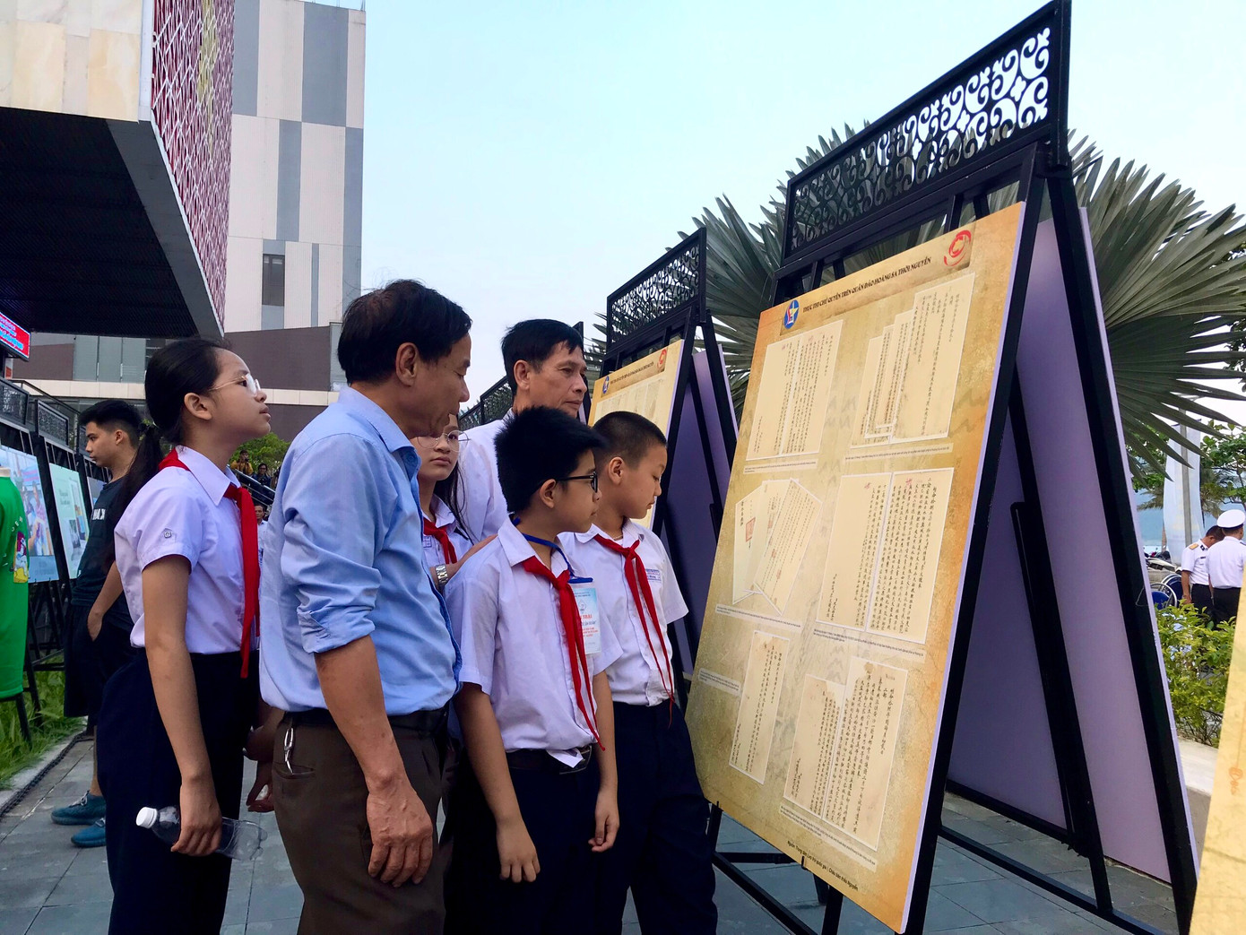 Triển lãm gồm 3 phần: Vịnh cảng vùng biển Đà Nẵng – vị thế giao thương quan trọng thời Nguyễn, Hoạt động đảm bảo an ninh vùng biển Đà Nẵng – Quảng Nam thời Nguyễn, Thực thi chủ quyền trên quần đảo Hoàng Sa thời Nguyễn. Ảnh: Phượng – Nhung.