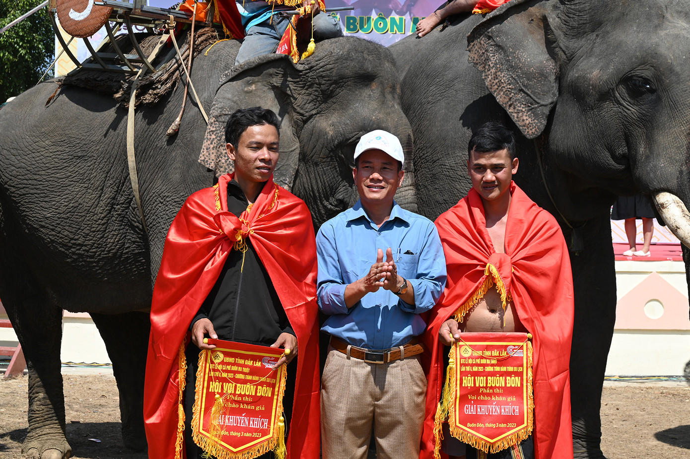 Trao giải ba và giải khuyến khích cho các nài voi tài năng (Ảnh: Huỳnh Như) Trao giải ba và giải khuyến khích cho các nài voi tài năng (Ảnh: Huỳnh Như)