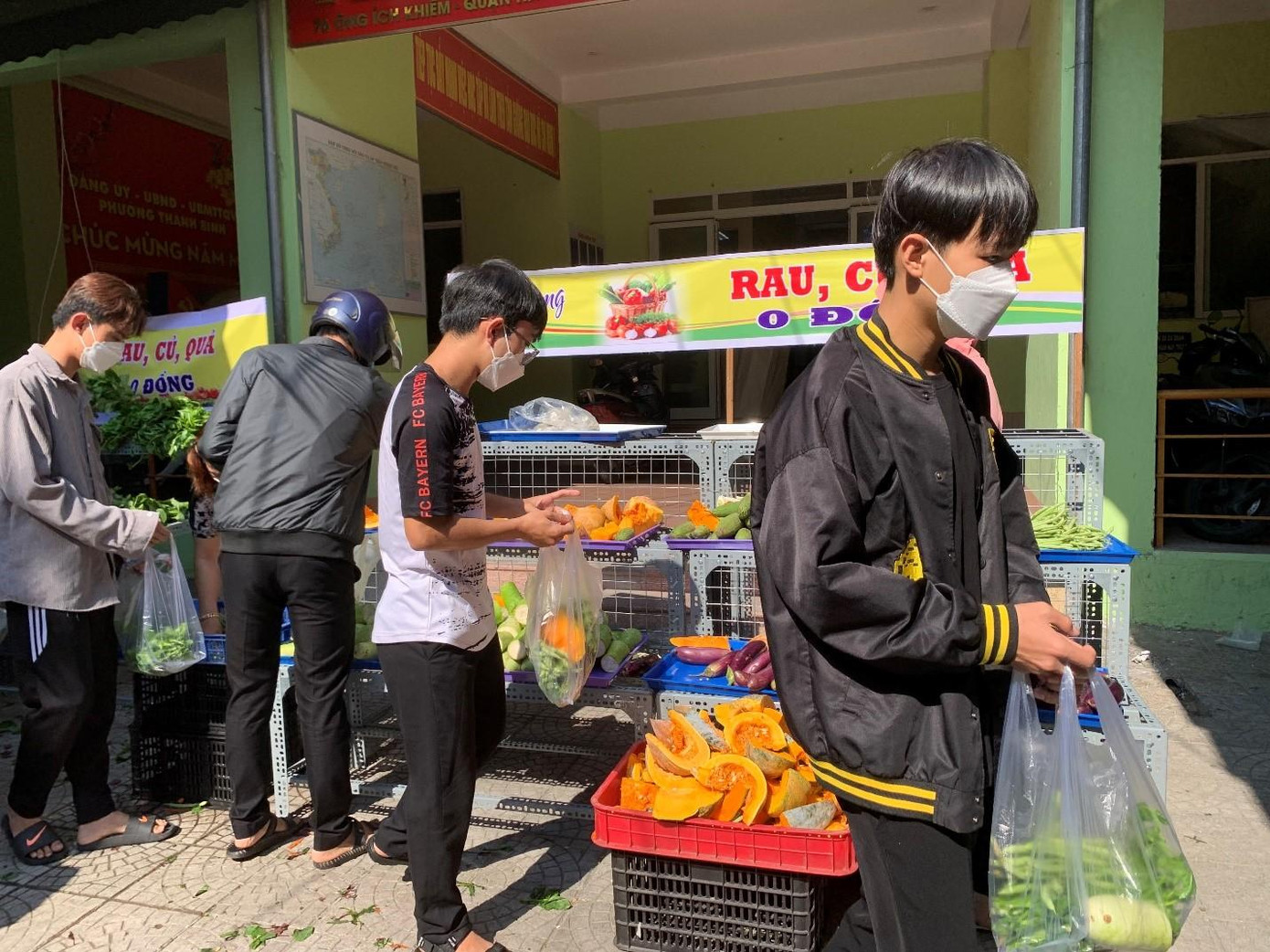 Bạn Nguyễn Văn Quang - sinh viên trường Đại học Sư phạm Kỹ thuật (ĐH Đà Nẵng), cho biết, phiên chợ đã giúp đỡ Quang giảm bớt được nhiều chi phí cho việc mua thực phẩm hàng ngày. Thay vì mỗi ngày bạn phải bỏ ra hơn 50.000 đồng để mua đồ ăn thì nay lại tiết kiệm được hơn 2 ngày ăn với suất thực phẩm được nhận - ảnh Kim Ngân