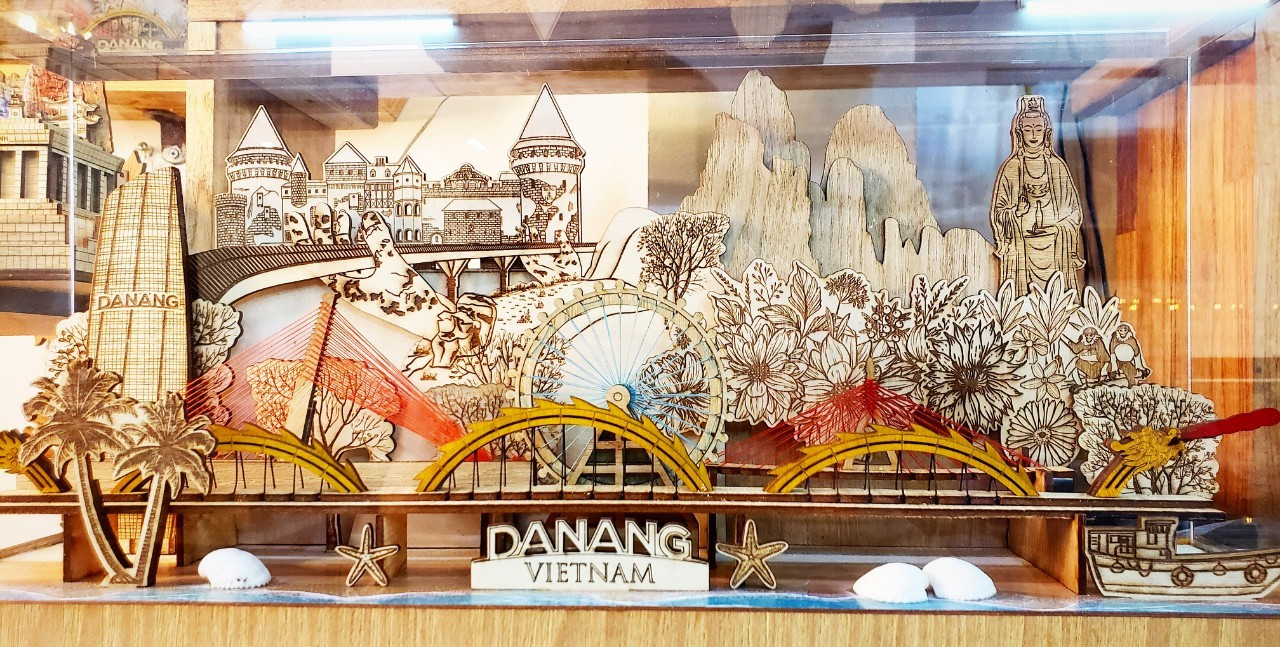 Bằng những chất liệu gỗ tự nhiên, gỗ dán (plywood), chỉ màu, sắt, giấy, thép, keo dán,… anh Bính cùng các đồng nghiệp đã tái hiện chi tiết những công trình, danh thắng nổi tiếng của Đà Nẵng. - Ảnh: Hằng Hà