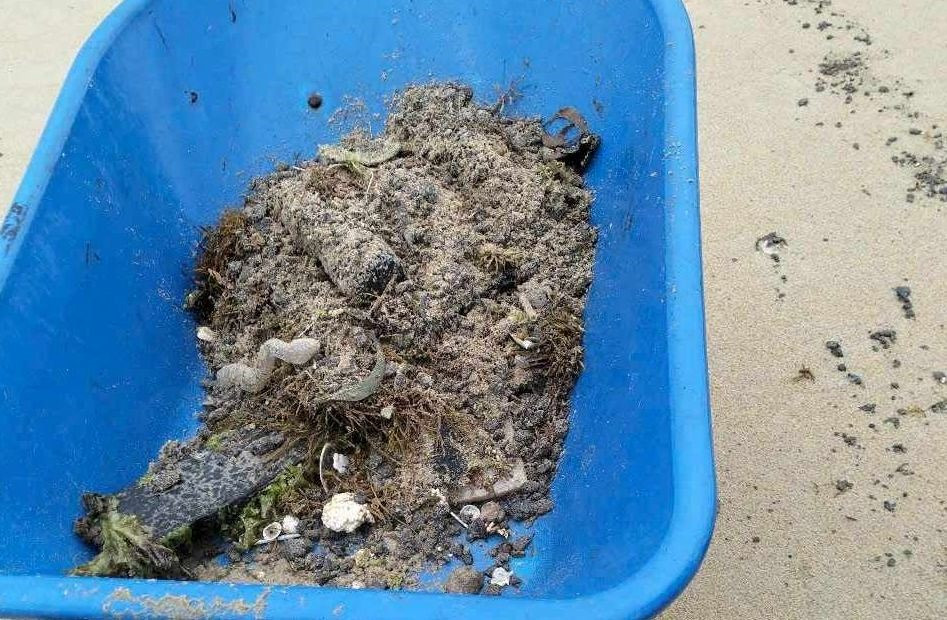 Dầu vón cục xuất hiện dọc 7km bờ biển xã Duy Hải, huyện Duy Xuyên, Quảng Nam. Dầu vón cục xuất hiện dọc 7km bờ biển xã Duy Hải, huyện Duy Xuyên, Quảng Nam.