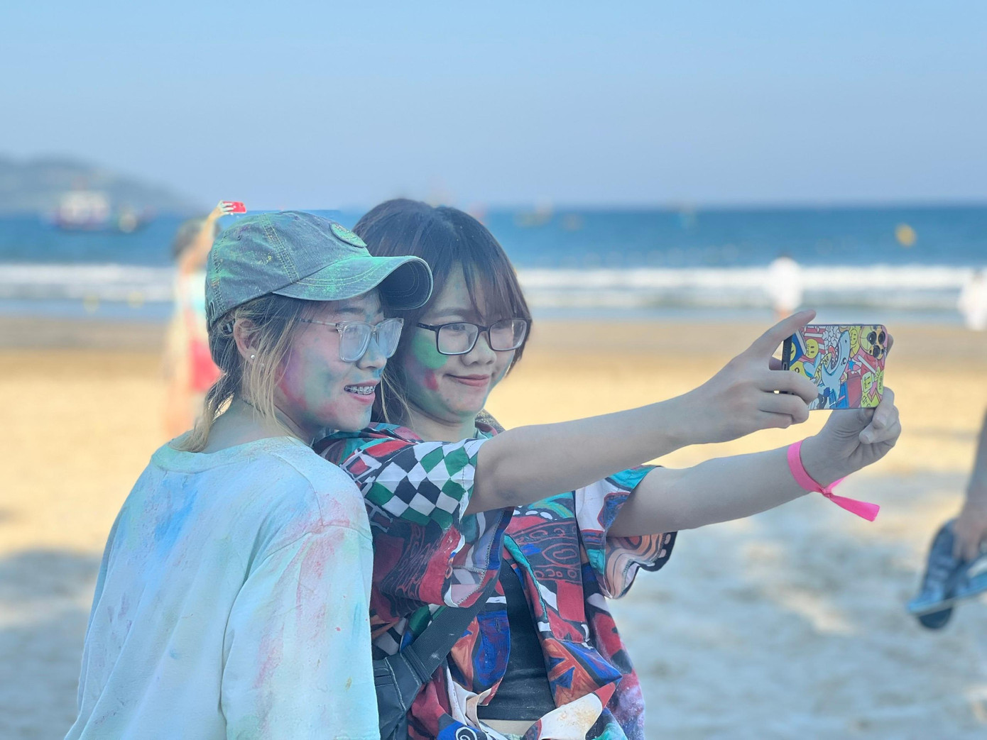 Không quên ghi lại khoảnh khắc đáng nhớ sau màn ném bột màu. Ảnh: Bảo Quyên