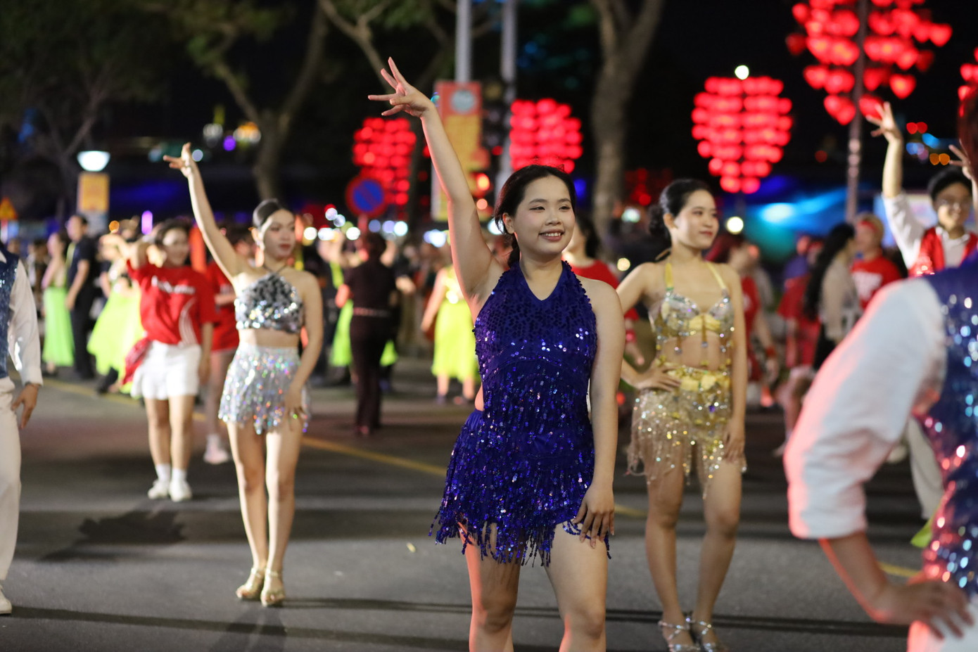 Vũ hội đường phố Đà Nẵng là một trong những hoạt động nghệ thuật thường niên được tổ chức nhằm tạo ra không gian giao lưu, kết nối cộng đồng và quảng bá hình ảnh của thành phố. Vũ hội có sự tham gia của hơn 300 vũ công đến từ Trung tâm Văn hóa - Điện ảnh thành phố Đà Nẵng, quận Sơn Trà, Cao đẳng Văn hóa nghệ thuật Đà Nẵng cùng các câu lạc bộ khiêu vũ trên địa bàn. Ảnh: Trúc Linh. Vũ hội đường phố Đà Nẵng là một trong những hoạt động nghệ thuật thường niên được tổ chức nhằm tạo ra không gian giao lưu, kết nối cộng đồng và quảng bá hình ảnh của thành phố. Vũ hội có sự tham gia của hơn 300 vũ công đến từ Trung tâm Văn hóa - Điện ảnh thành phố Đà Nẵng, quận Sơn Trà, Cao đẳng Văn hóa nghệ thuật Đà Nẵng cùng các câu lạc bộ khiêu vũ trên địa bàn. Ảnh: Trúc Linh.