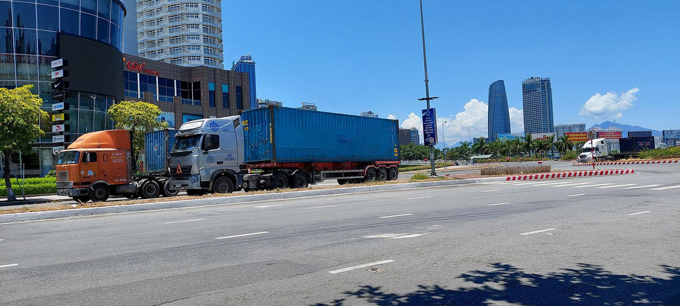 Dòng xe chở hàng rời Cảng Đà Nẵng. Cũng theo ông Trần Lê Tuấn, số lượt xe những vào cảng mấy ngày qua có giảm khoảng 40%. Ngày thường khoảng 1.500 lượt xe mỗi ngày, hiện lưu lượng còn khoảng 900 xe/ngày. Tuy nhiên lượng hàng hóa thông qua cảng hiện vẫn giữ mức 1.700-1.800 teu/ngày, không giảm so với bình thường. Với nhân lực giãn cách chỉ 30-40% bám cảng làm việc "3 tại chỗ", ông Tuấn cho biết cảng vẫn quyết tâm giải phóng tàu nhanh nhất, để đảm bảo cung ứng nguyên vật liệu, thiết bị cho các nơi, giữ vững không để "đứt gãy" sản xuất trong mùa dịch. Dòng xe chở hàng rời Cảng Đà Nẵng. Cũng theo ông Trần Lê Tuấn, số lượt xe những vào cảng mấy ngày qua có giảm khoảng 40%. Ngày thường khoảng 1.500 lượt xe mỗi ngày, hiện lưu lượng còn khoảng 900 xe/ngày. Tuy nhiên lượng hàng hóa thông qua cảng hiện vẫn giữ mức 1.700-1.800 teu/ngày, không giảm so với bình thường. Với nhân lực giãn cách chỉ 30-40% bám cảng làm việc "3 tại chỗ", ông Tuấn cho biết cảng vẫn quyết tâm giải phóng tàu nhanh nhất, để đảm bảo cung ứng nguyên vật liệu, thiết bị cho các nơi, giữ vững không để "đứt gãy" sản xuất trong mùa dịch.