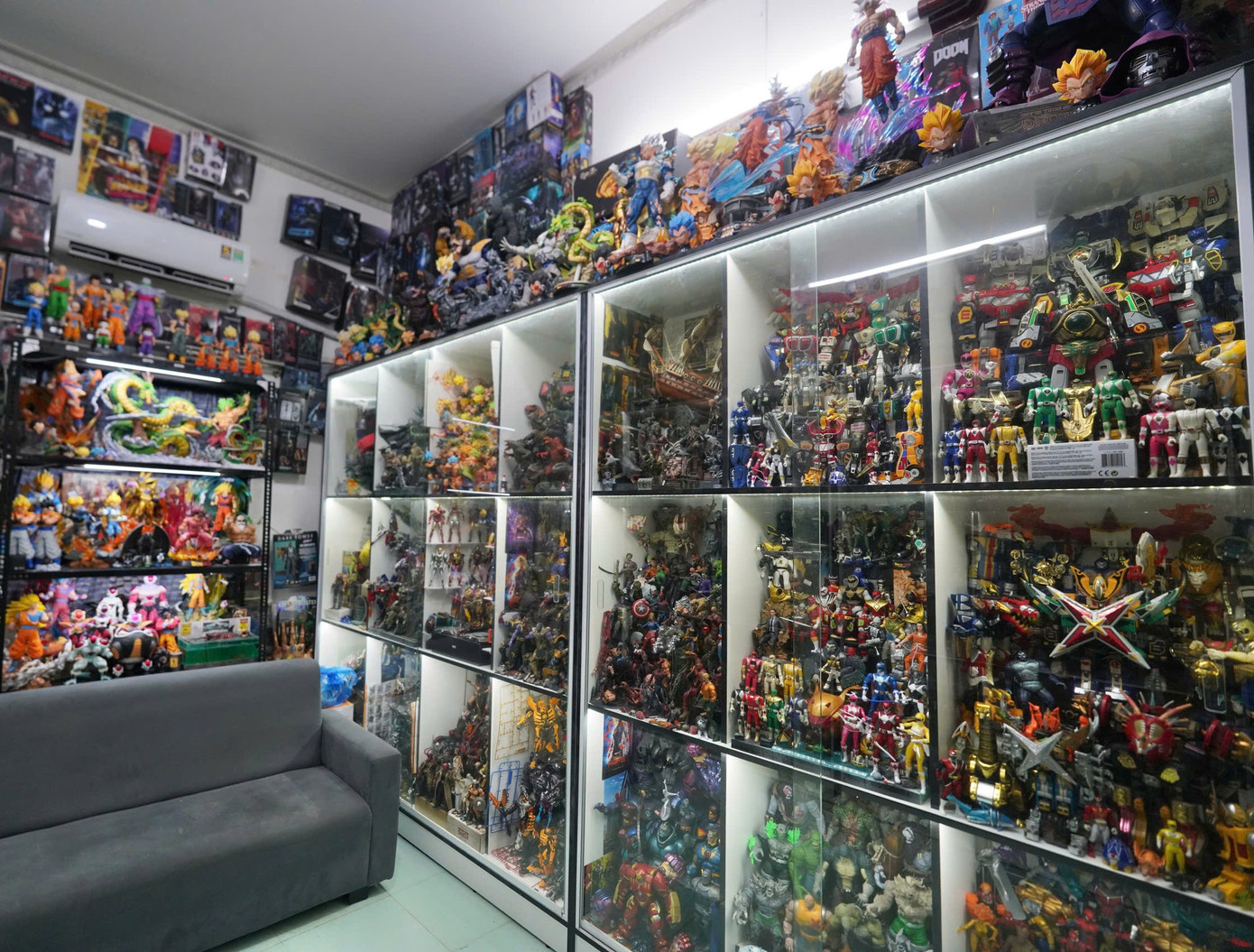 Nguyễn Ngọc Thành Tâm với bộ sưu tập mô hình nhân vật của mình