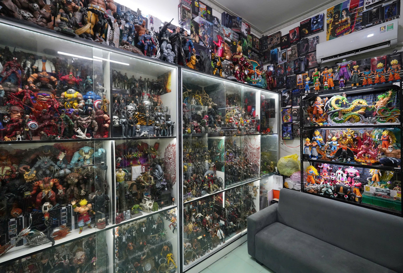 Nguyễn Ngọc Thành Tâm với bộ sưu tập mô hình nhân vật của mình