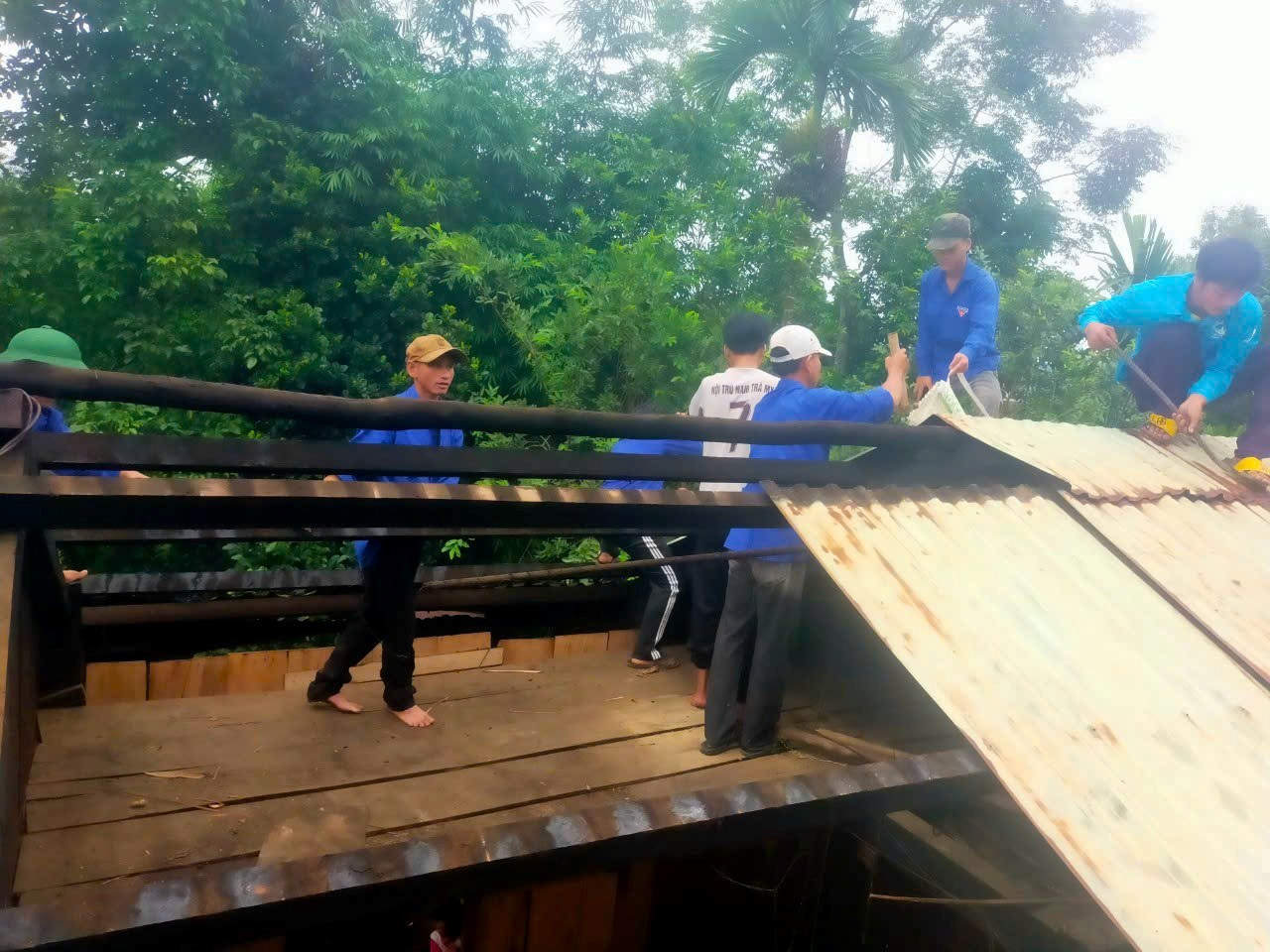 ĐVTN tham gia chương trình Ngày Chủ nhật xanh hỗ trợ xóa nhà tạm, sửa chữa nhà dột nát cho bà con. ĐVTN tham gia chương trình Ngày Chủ nhật xanh hỗ trợ xóa nhà tạm, sửa chữa nhà dột nát cho bà con.