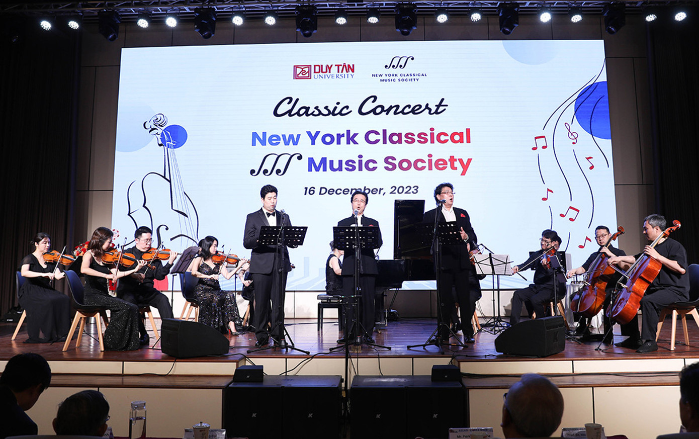 Dạ tiệc âm nhạc tràn ngập thanh âm của nhạc cổ điển và nhạc Giáng sinh ở Đại học (ĐH) Duy Tân