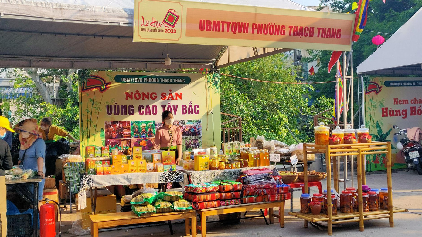 “Phiên chợ quê” bên lề lễ hội - ảnh PU