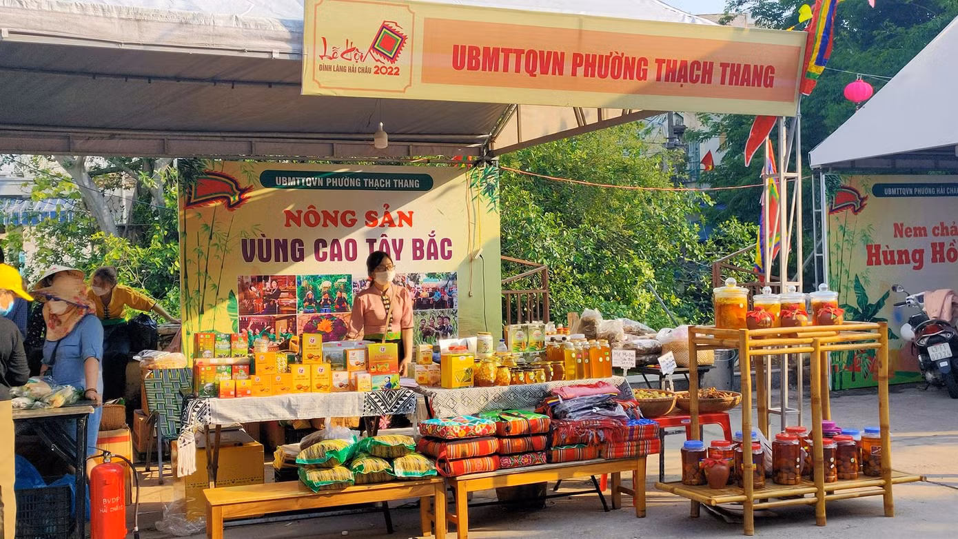 “Phiên chợ quê” bên lề lễ hội - ảnh PU