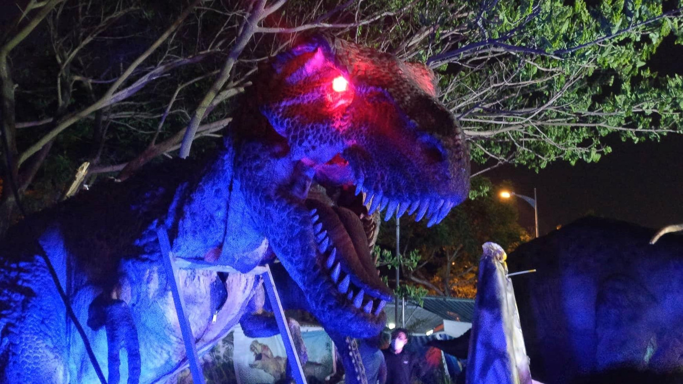 Mô hình khủng long của công viên được thiết kế sống động như thật. Công nghệ ánh sáng hiện đại. Bạn Nguyễn Thị Tú Trinh (trú quận Liên Chiểu) cho biết đây là lần đầu tiên trải nghiệm mô hình khủng long tại Đà Nẵng. “Mình nghĩ đây là một bước tiến mới về công nghệ, cũng như về mỹ thuật đem lại sự bất ngờ, hấp dẫn với người xem", Trinh chia sẻ. Mô hình khủng long của công viên được thiết kế sống động như thật. Công nghệ ánh sáng hiện đại. Bạn Nguyễn Thị Tú Trinh (trú quận Liên Chiểu) cho biết đây là lần đầu tiên trải nghiệm mô hình khủng long tại Đà Nẵng. “Mình nghĩ đây là một bước tiến mới về công nghệ, cũng như về mỹ thuật đem lại sự bất ngờ, hấp dẫn với người xem", Trinh chia sẻ.