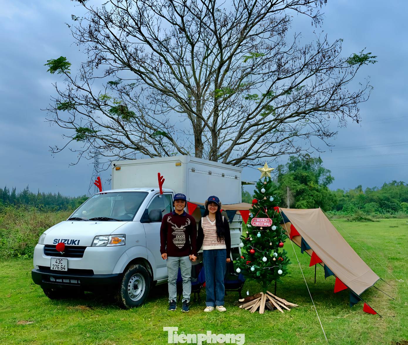 Với ngôi nhà 4 bánh, vợ chồng Lực - Uyên tự do khám phá mọi cung đường. Ảnh: Bá Lực.