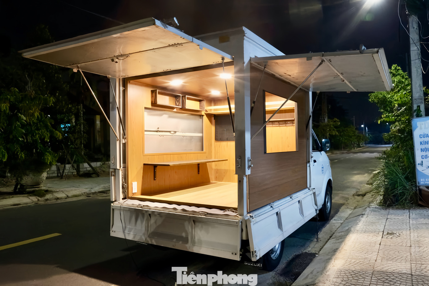 Chiếc xe tải nhỏ được thiết kế gọn gàng, đảm bảo tiện nghi mà không ảnh hưởng đến kết cấu ban đầu. Ảnh: Bá Lực.