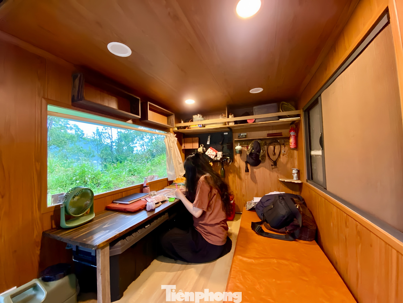 Không gian xinh xắn, gọn gàng trong ngôi nhà di động. Ảnh: Bá Lực.