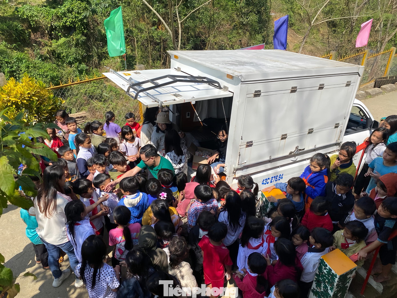 Chuyến lên vùng núi Nam Trà My (Quảng Nam) với 1.000 cuốn sách tặng các em học sinh. Ảnh: Bá Lực.