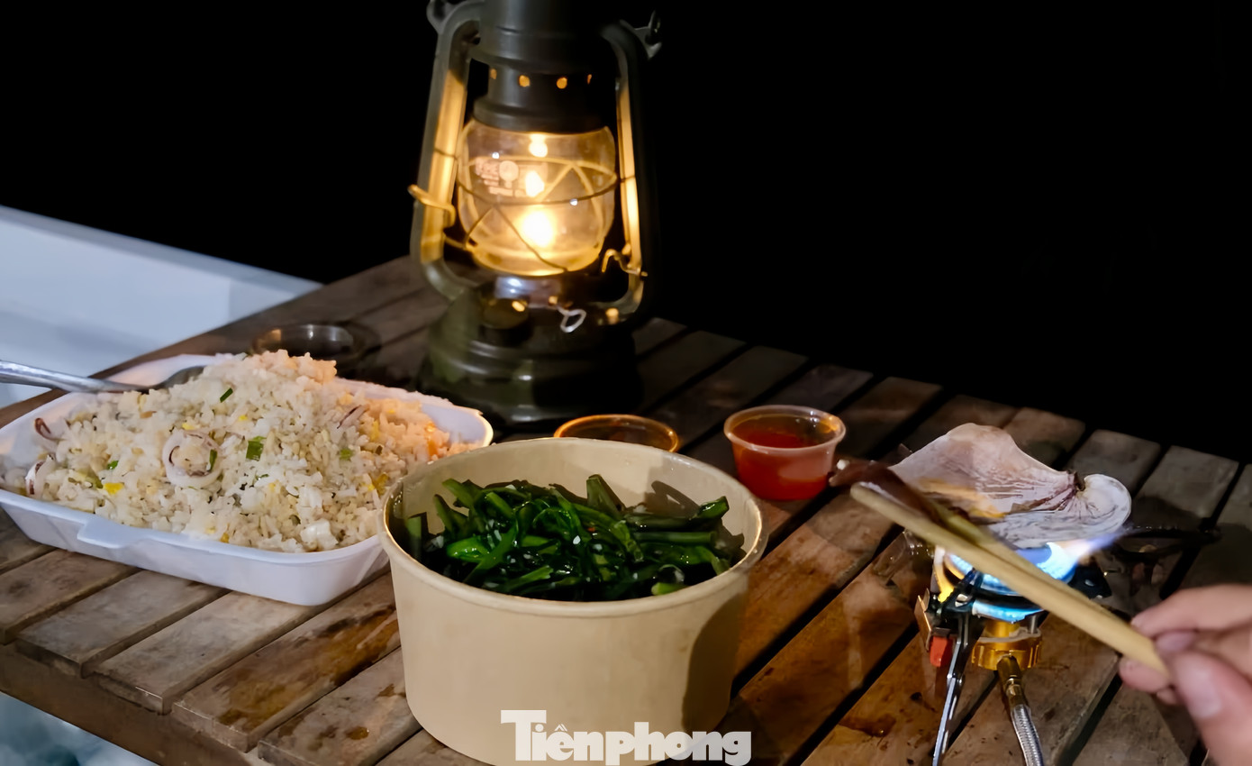 Không gian bếp nhỏ gọn nhưng đủ đầy đủ tiện nghi để chuẩn bị những bữa ăn ấm cúng. Ảnh: Bá Lực.