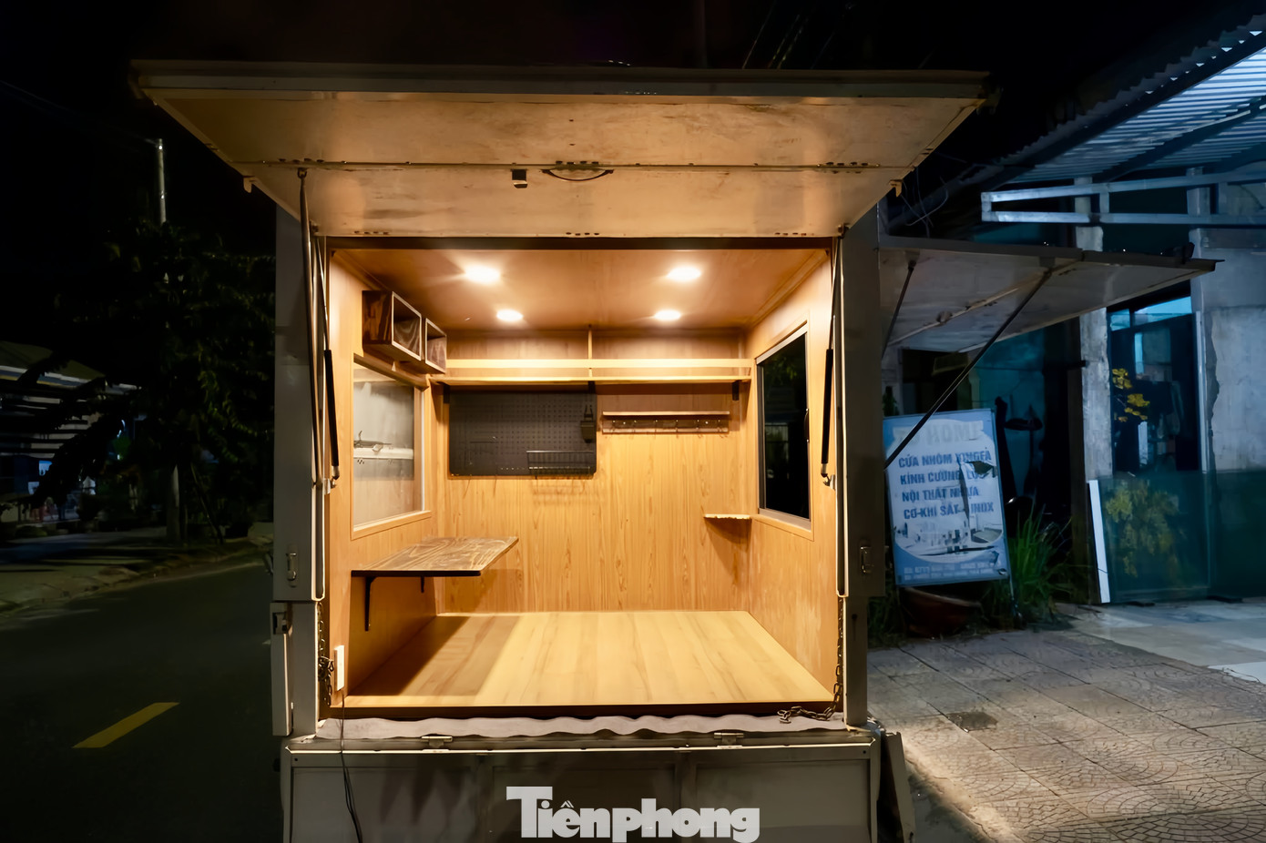 Chiếc xe tải nhỏ được thiết kế gọn gàng, đảm bảo tiện nghi mà không ảnh hưởng đến kết cấu ban đầu. Ảnh: Bá Lực.