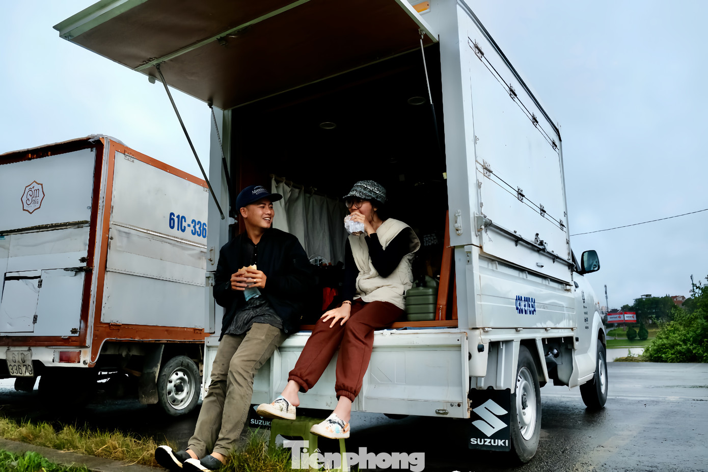 Phút dừng chân giữa đường. Ảnh: Bá Lực.