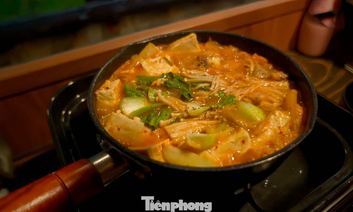 Không gian bếp nhỏ gọn nhưng đủ đầy đủ tiện nghi để chuẩn bị những bữa ăn ấm cúng. Ảnh: Bá Lực.