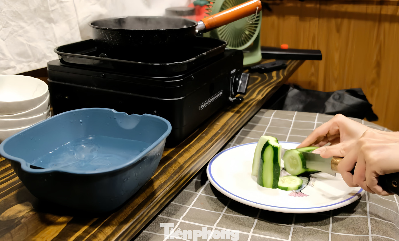 Không gian bếp nhỏ gọn nhưng đủ đầy đủ tiện nghi để chuẩn bị những bữa ăn ấm cúng. Ảnh: Bá Lực.