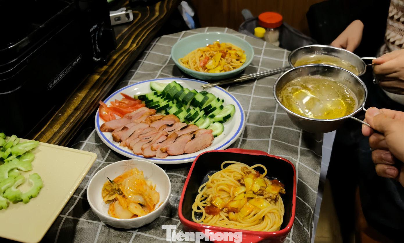 Không gian bếp nhỏ gọn nhưng đủ đầy đủ tiện nghi để chuẩn bị những bữa ăn ấm cúng. Ảnh: Bá Lực.