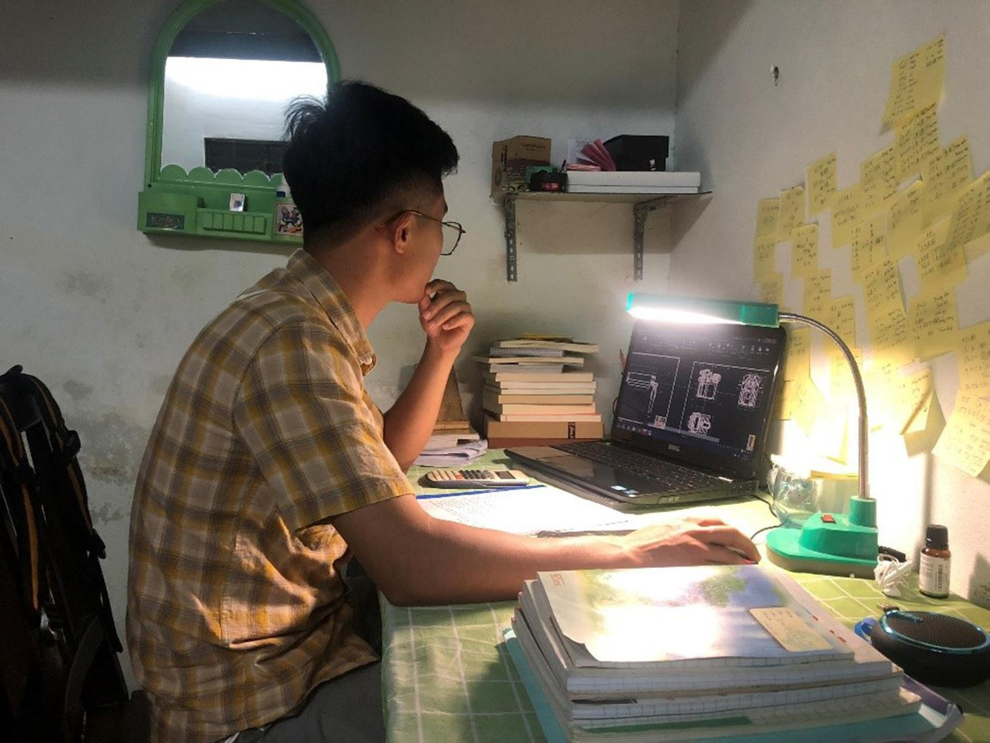 Thay vì tới trường hay đi cafe, Phương làm đồ án tại phòng trọ để tiết kiệm phần nào chi phí sinh hoạt - Ảnh: Hoài Nguyễn