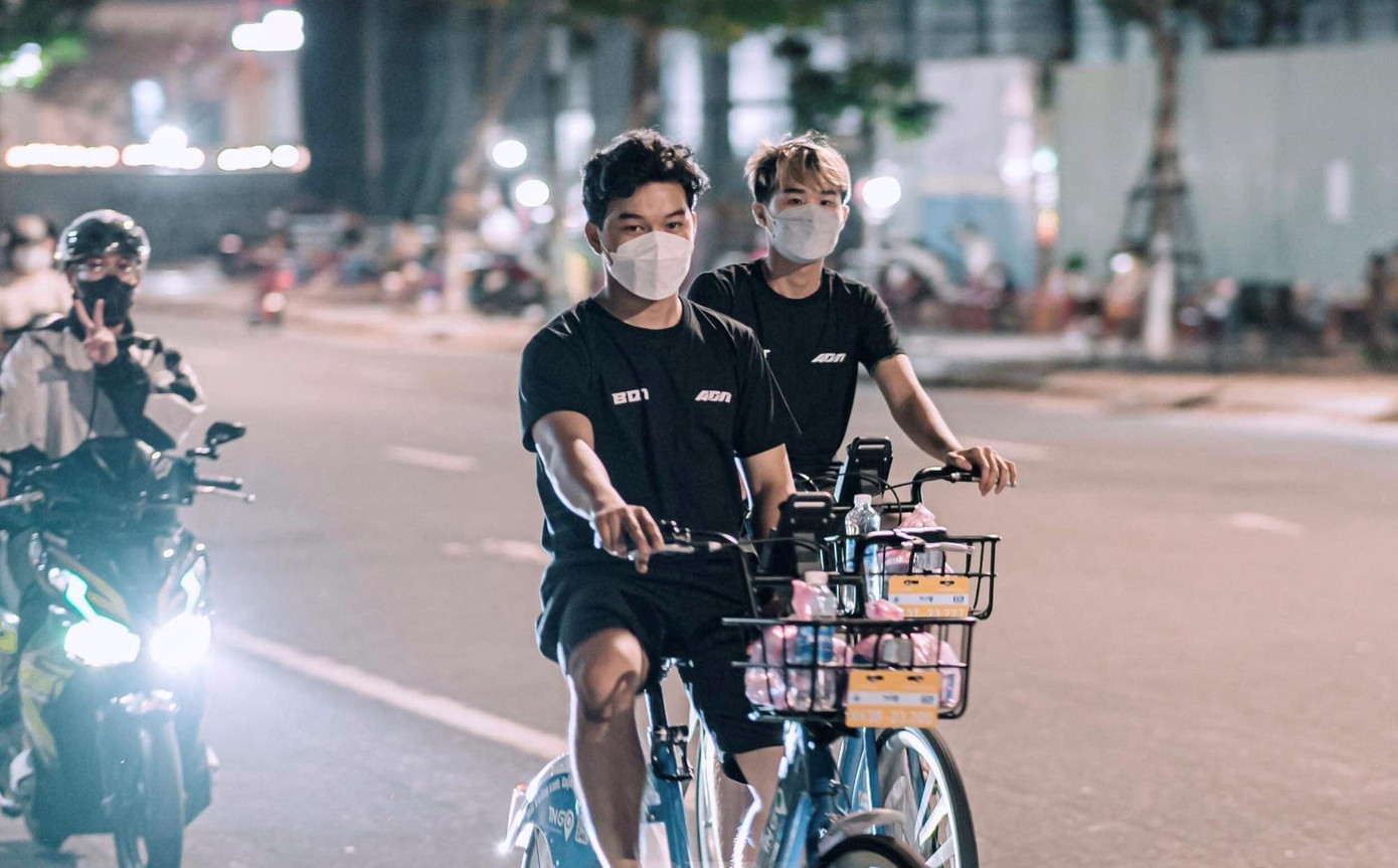 Anh Tài nhóm trưởng (giữa ảnh) cho biết hoạt động thiện nguyện sẽ tiếp tục được thực hiện và sẽ có thêm nhiều hoạt động ý nghĩa ở quy mô lớn hơn.