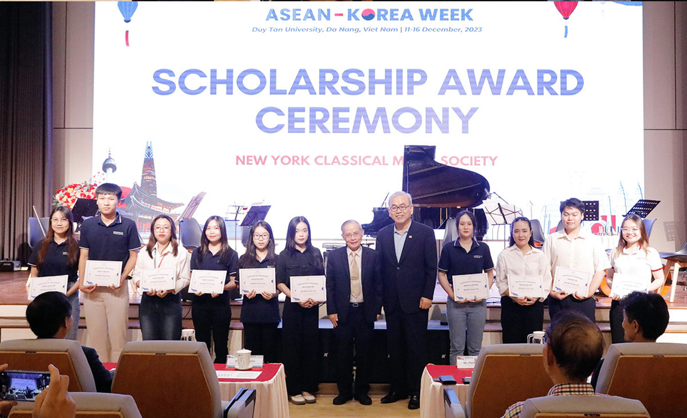Hiệp hội Âm nhạc Cổ điển New York trao tặng 10 suất học bổng cho các bạn sinh viên ĐH Duy Tân có hoàn cảnh đặc biệt và đã đạt thành tích xuất sắc trong học kỳ vừa qua.