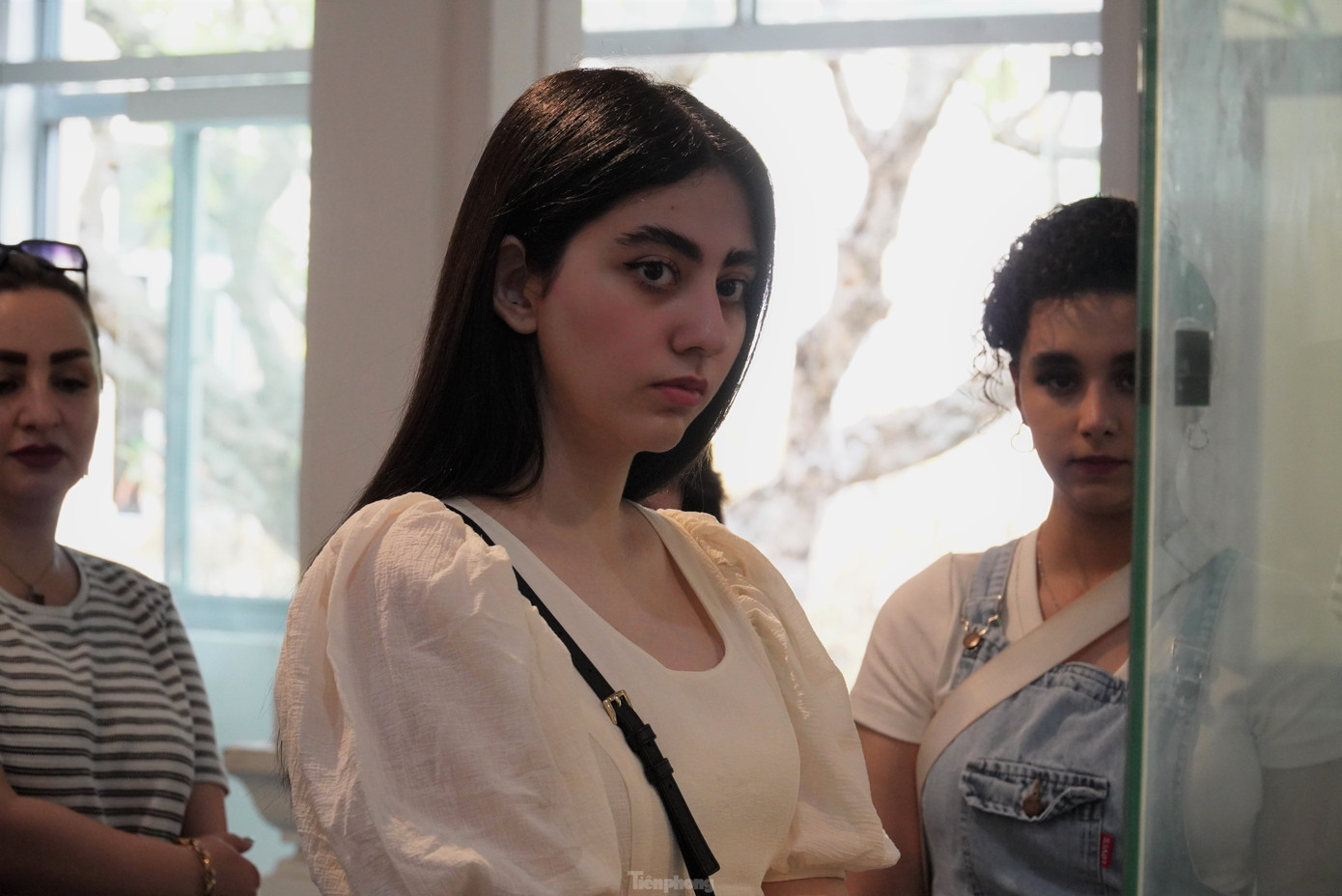 Yasna, du khách đến từ Iran chia sẻ rất ấn tượng với những hiện vật trong bảo tàng và ngưỡng mộ vì đã khai quật, lưu trữ được những cổ vật ngàn năm tuổi. Ảnh: Thanh Hiền.