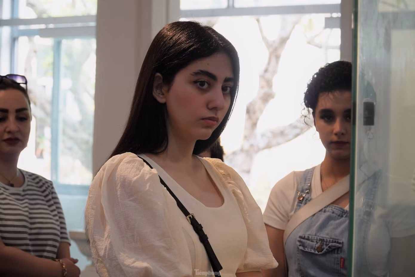 Yasna, du khách đến từ Iran chia sẻ rất ấn tượng với những hiện vật trong bảo tàng và ngưỡng mộ vì đã khai quật, lưu trữ được những cổ vật ngàn năm tuổi. Ảnh: Thanh Hiền. Yasna, du khách đến từ Iran chia sẻ rất ấn tượng với những hiện vật trong bảo tàng và ngưỡng mộ vì đã khai quật, lưu trữ được những cổ vật ngàn năm tuổi. Ảnh: Thanh Hiền.