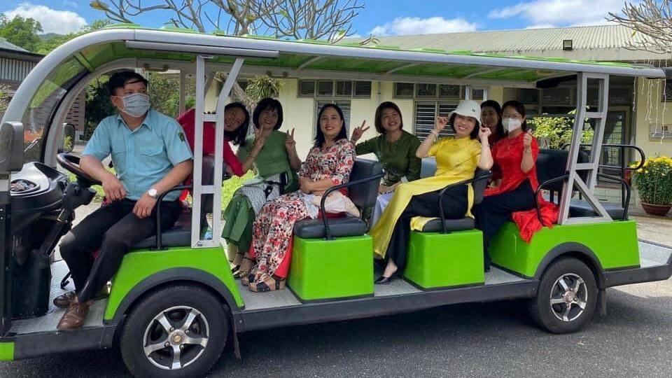 Dịch vụ xe đưa đón khách tham quan khu đền tháp Mỹ Sơn nhận được sự hài lòng của du khách khi đến đây. Ảnh: Thu Hiền