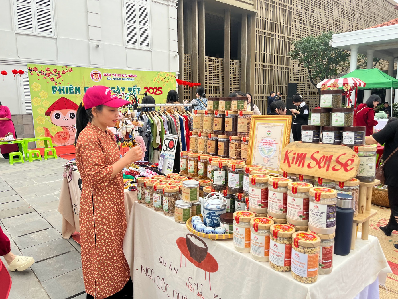 Các gian hàng quà Tết như mứt bánh, ngũ cốc, nước mắm... được bày bán trong phiên chợ năm nay. Ảnh: Lệ Thủy. Các gian hàng quà Tết như mứt bánh, ngũ cốc, nước mắm... được bày bán trong phiên chợ năm nay. Ảnh: Lệ Thủy.