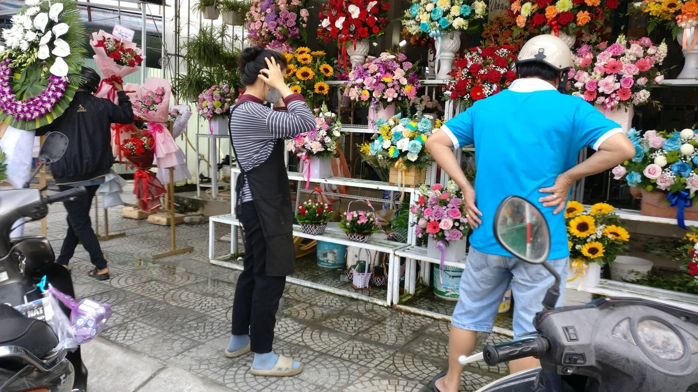 Tại những cửa hàng hoa trên đường Trần Phú, Nguyễn Văn Linh, Điện Biên Phủ, Trần Cao Vân, Lê Độ, Phan Thanh, Nguyễn Lương Bằng, Tôn Đức Thắng, Hàm Nghi,… các chủ cửa hàng đều tỏ ra vui mừng khi sức mua năm nay ổn định dù dịch bệnh vẫn còn khá phức tạp.