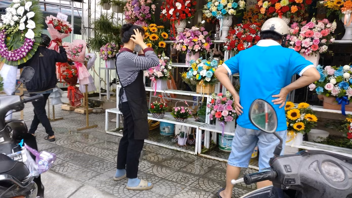 Tại những cửa hàng hoa trên đường Trần Phú, Nguyễn Văn Linh, Điện Biên Phủ, Trần Cao Vân, Lê Độ, Phan Thanh, Nguyễn Lương Bằng, Tôn Đức Thắng, Hàm Nghi,… các chủ cửa hàng đều tỏ ra vui mừng khi sức mua năm nay ổn định dù dịch bệnh vẫn còn khá phức tạp.